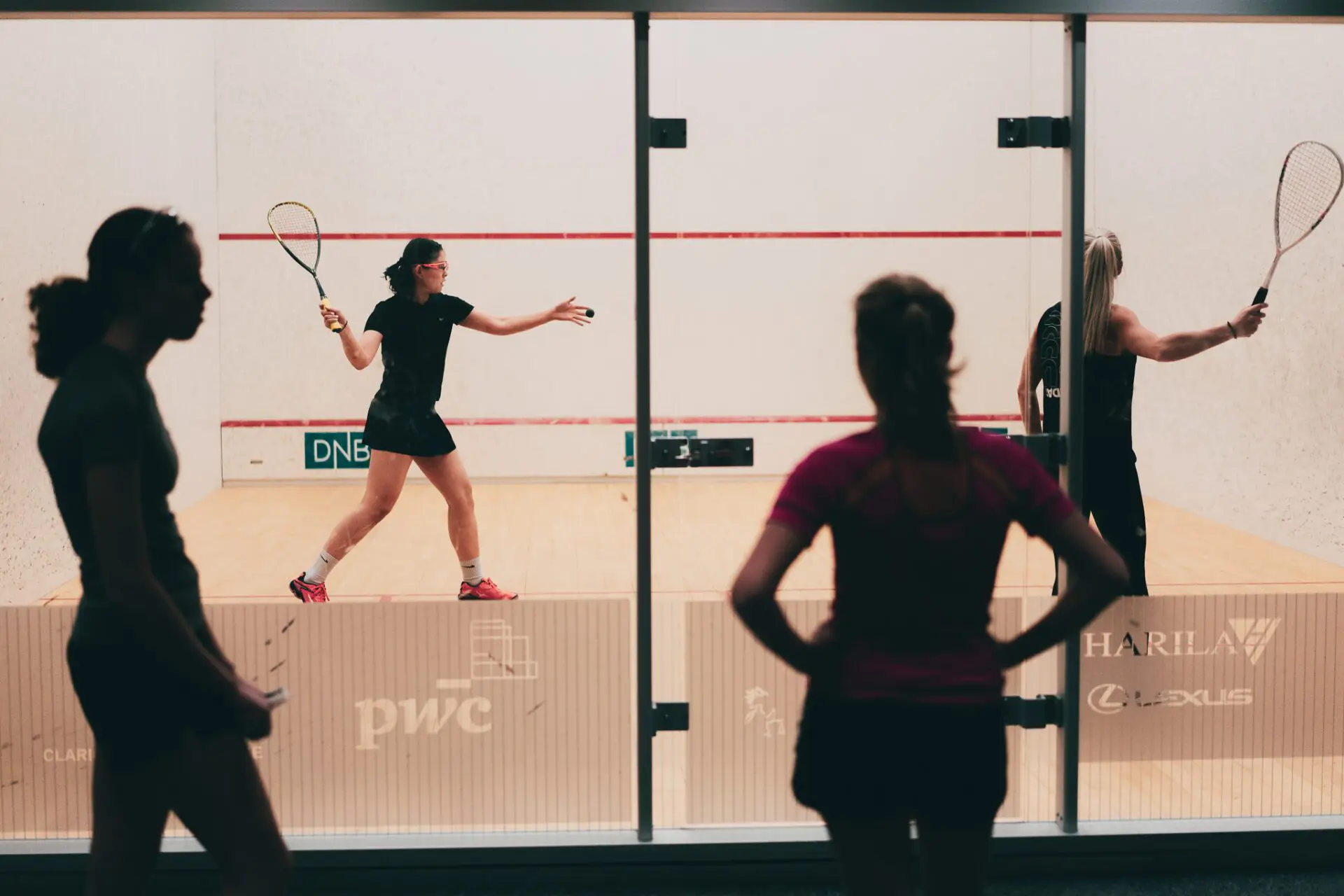Damer som spiller squash