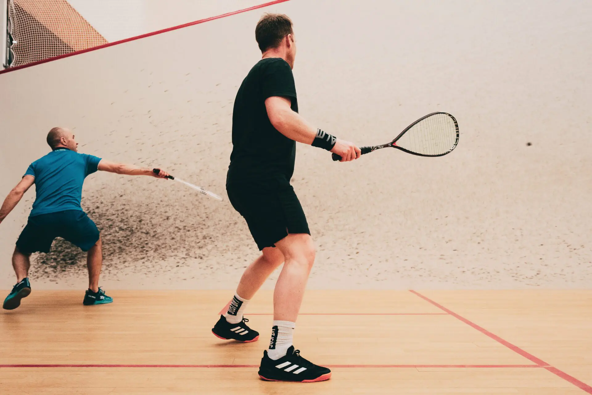 To menn som spiller squash
